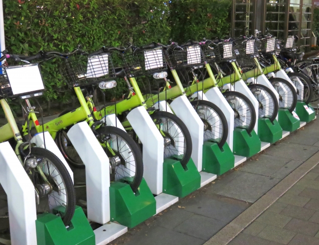 シェアサイクルが並んでいる様子