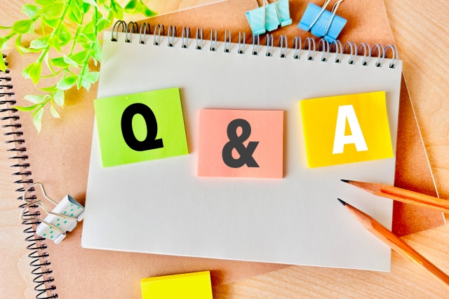 「Q&A]の文字が書かれたスケッチブック